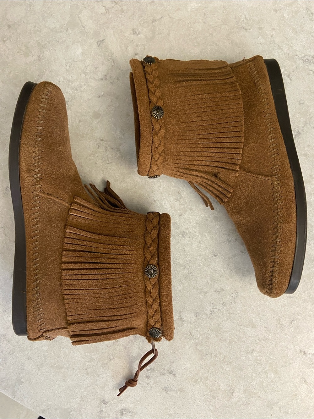 Minnetonka Suede Fringe Moccasin Booties in Chestnut Brown, size 7. Like-NEW - Picture 3 of 14